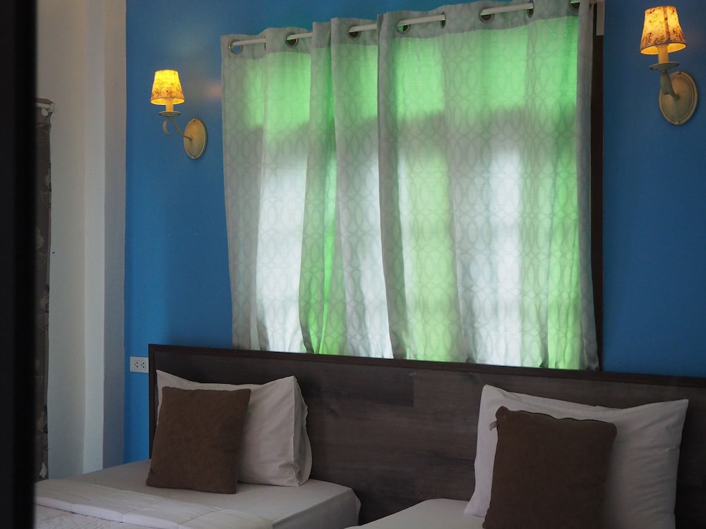 Side Walk Boutique Hotel 30/50