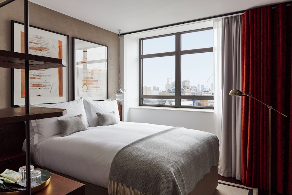 PREMIUM, QUEEN BED, LEICESTER SQUARE VIEW