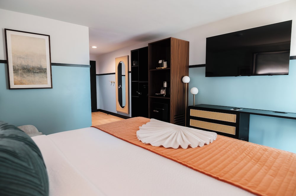 Madame, King Bed, Accessible