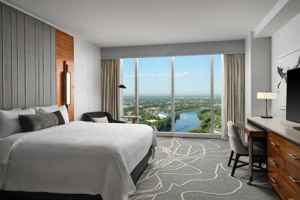 Guest Room, King Bed, Skyline View, Top Floor