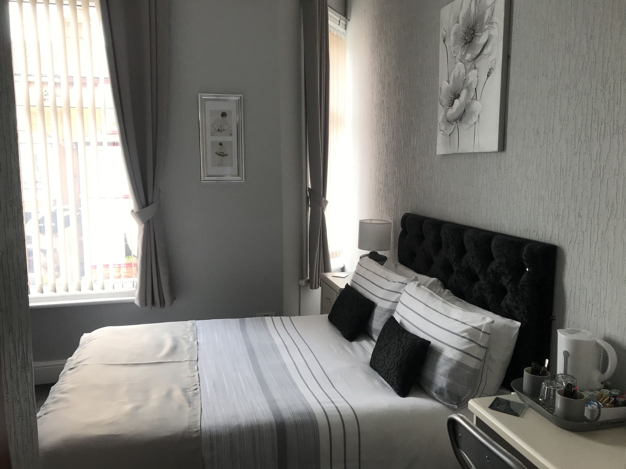ROOM, DOUBLE BED