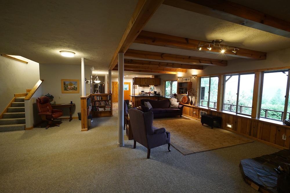 MapleRidge House: A BnB For All Seasons 29/50
