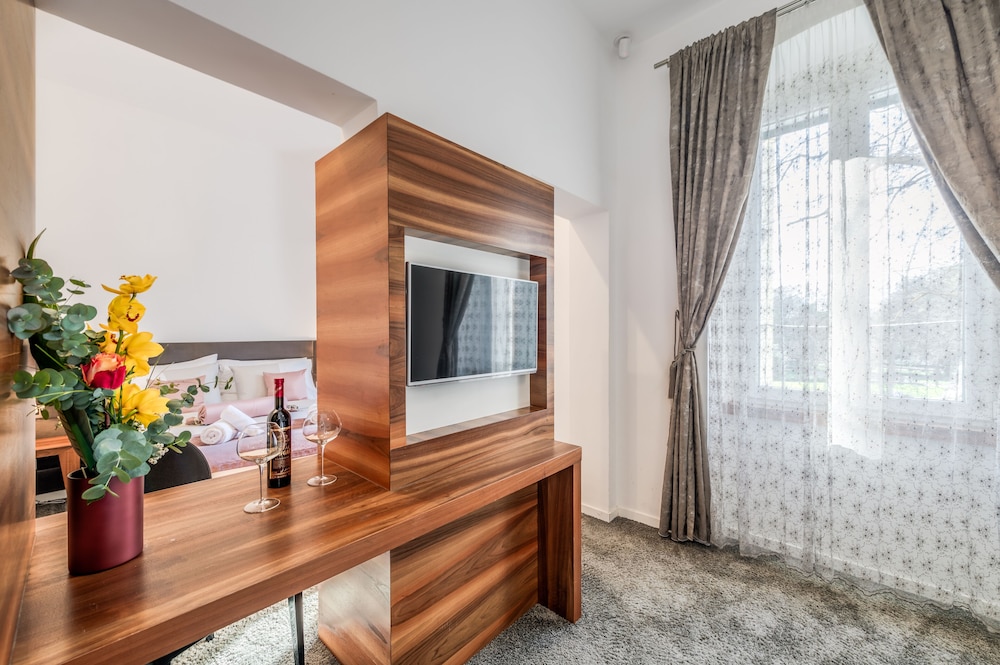 Starlight Luxury Suites 32/40