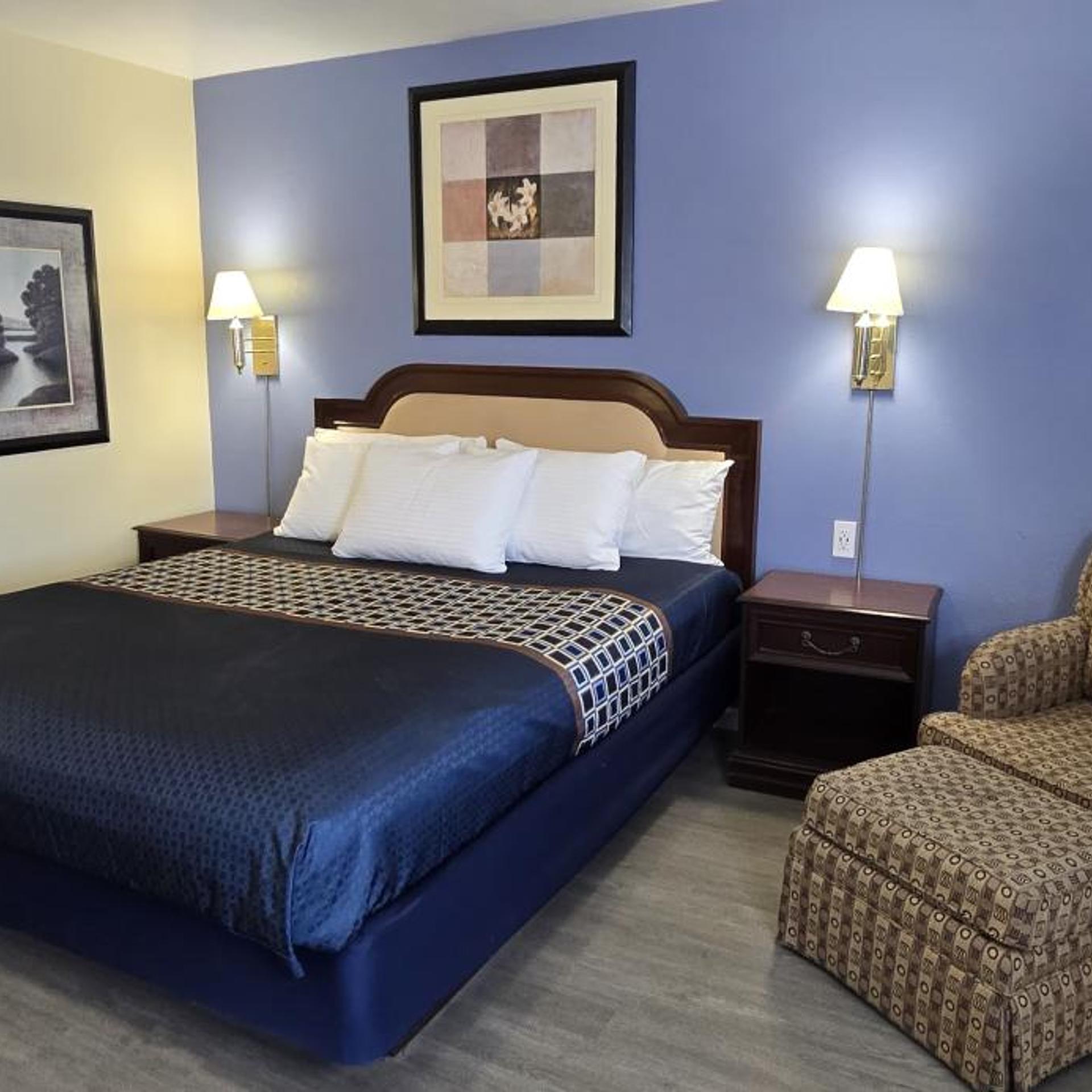 غرفة بسرير كينج بإطلالة على المسبح، Rodeway Inn & Suites Blythe I-10, CA 7/10
