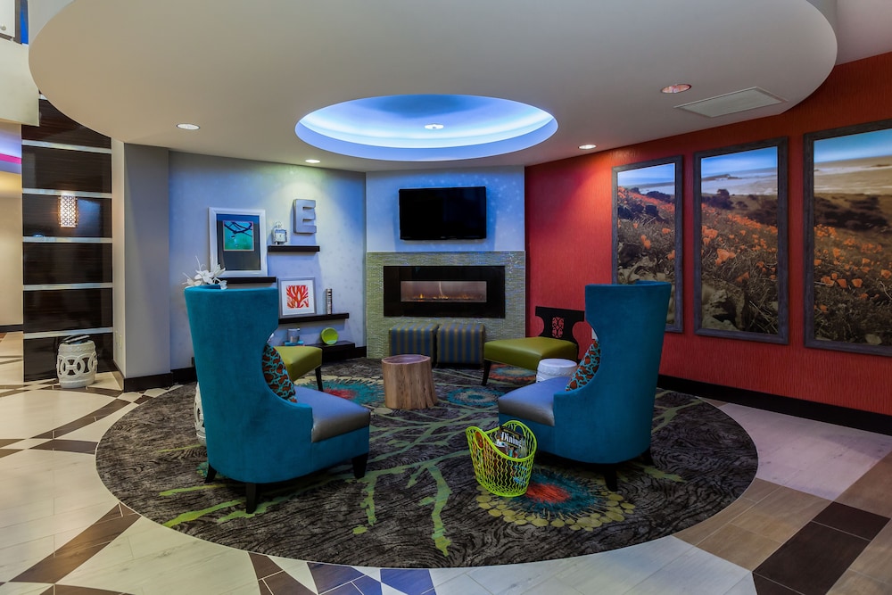 Holiday Inn Express Suites Eureka 44/56