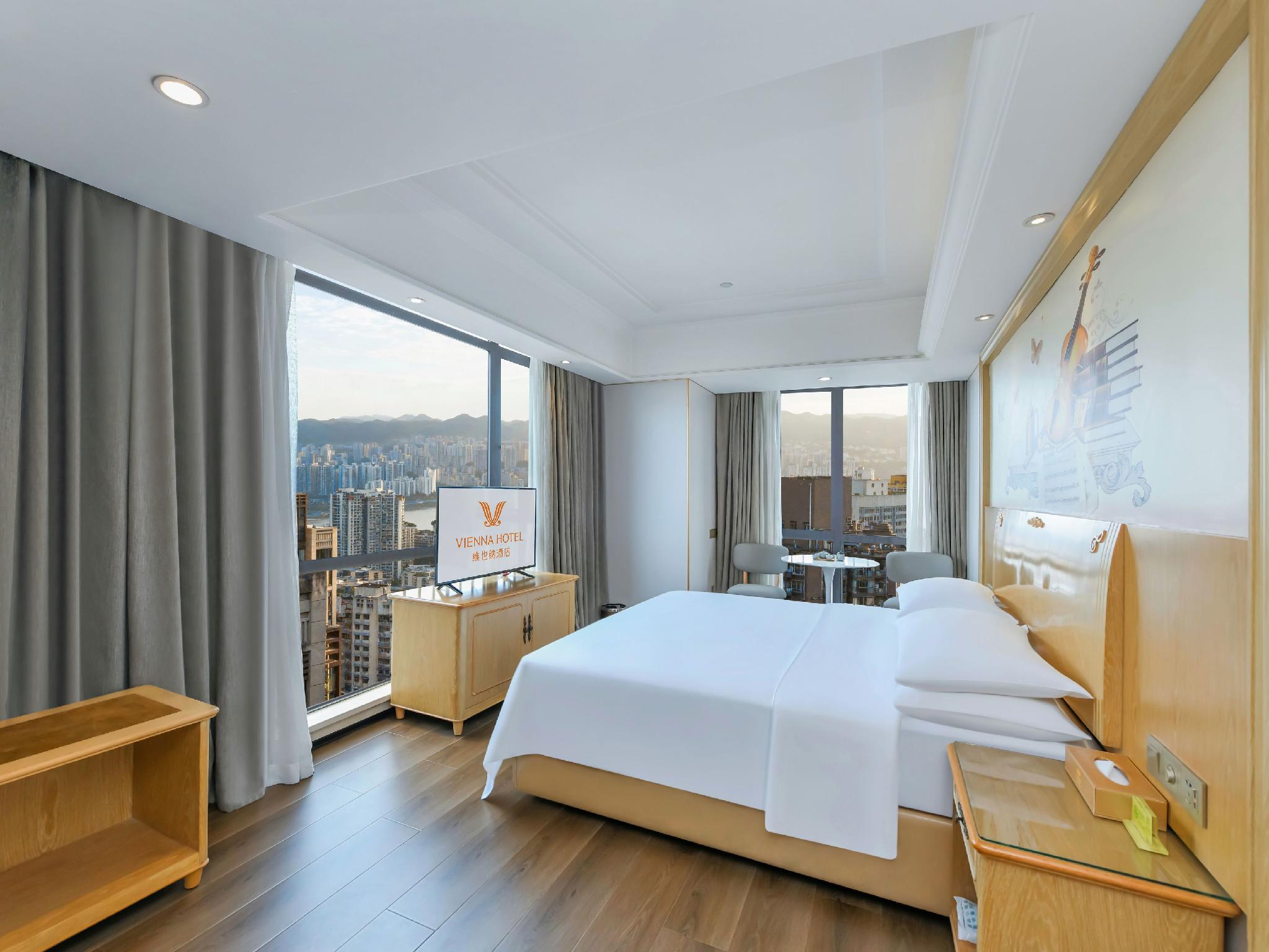 Vienna Hotel (Chongqing Yangjiaping Pedestrian Street Light Rail Station) 22/50
