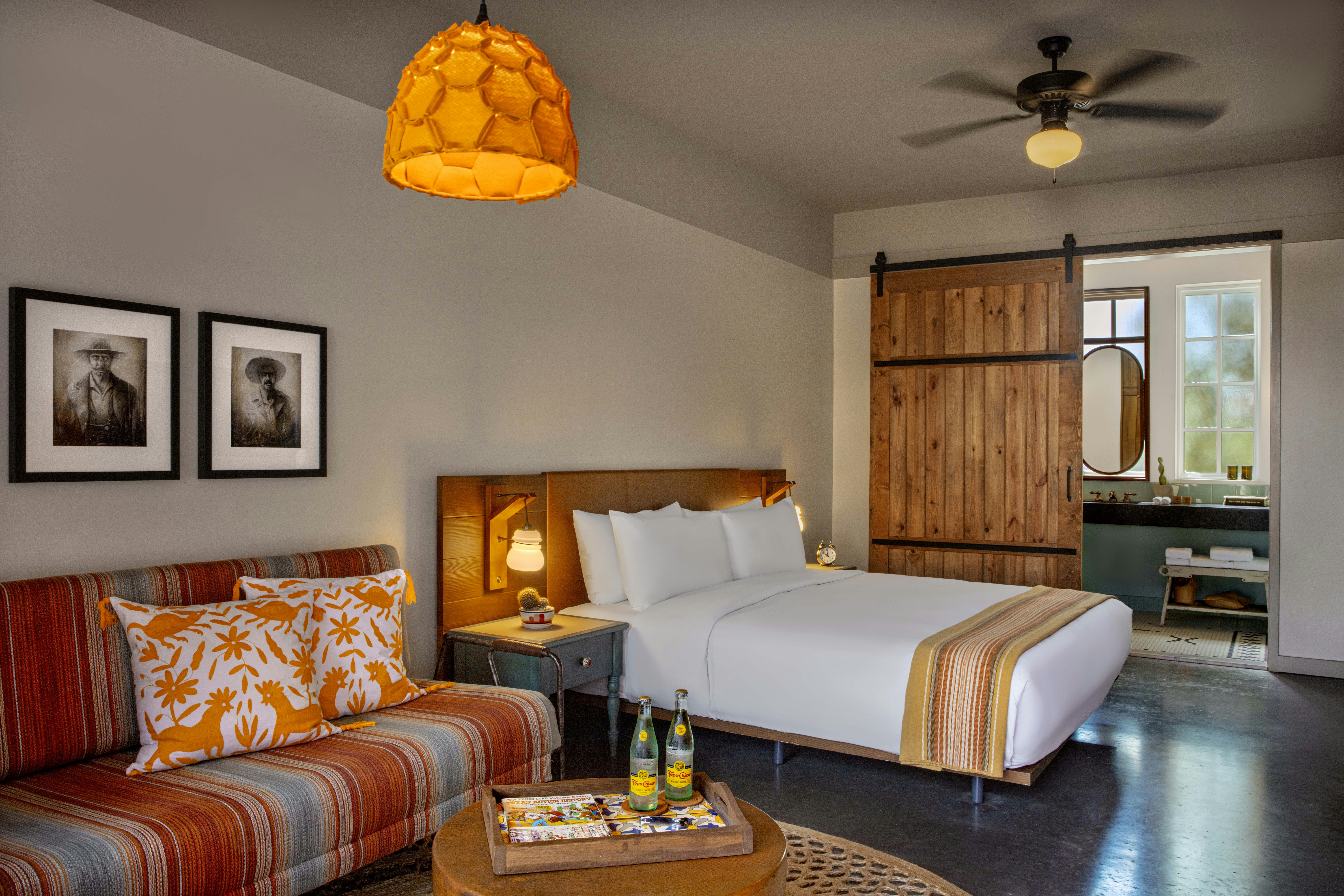 DELUXE, KING BED