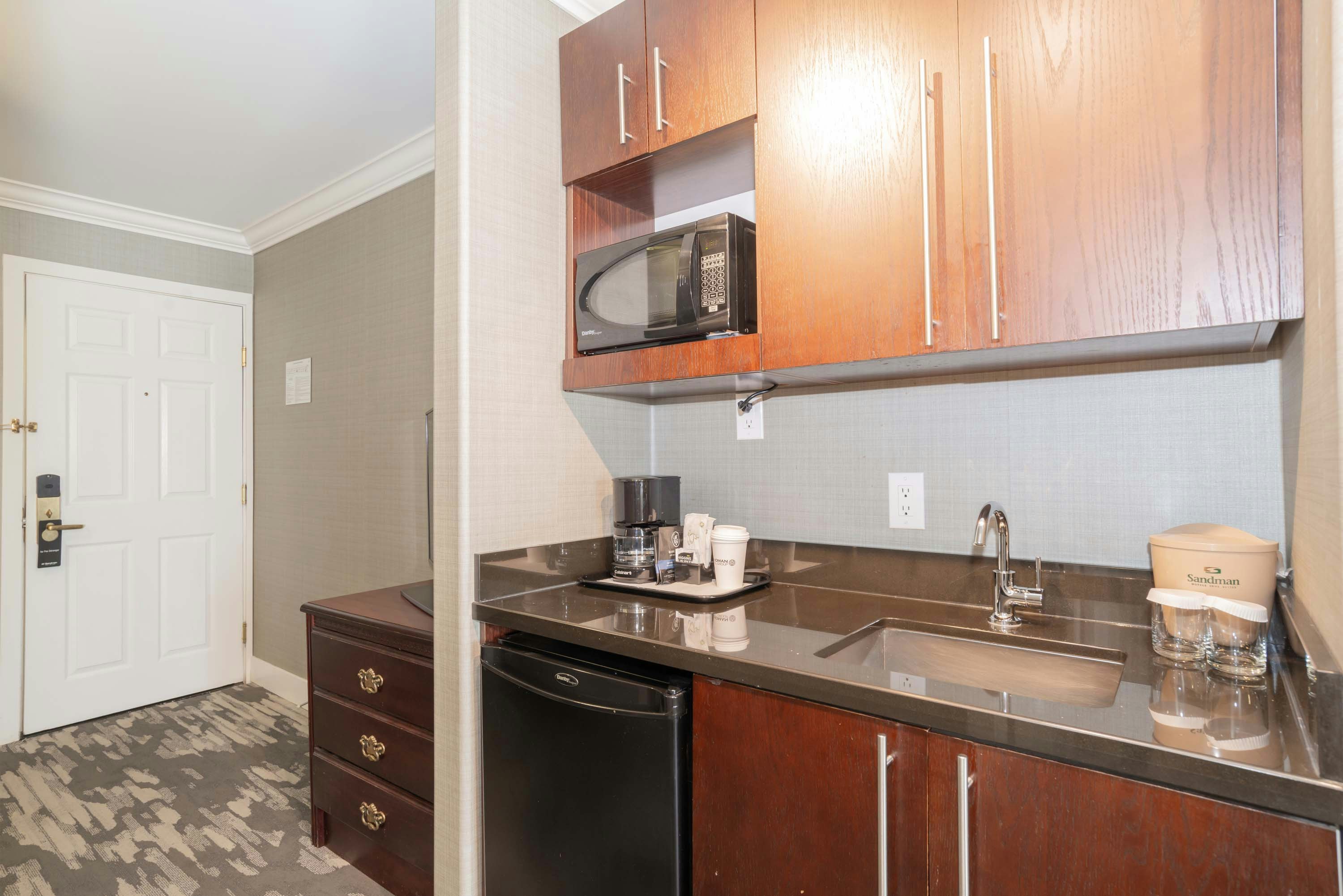 جناح بسرير كينج مع أريكة بمطبخ صغير، Sandman Hotel Saskatoon 8/9