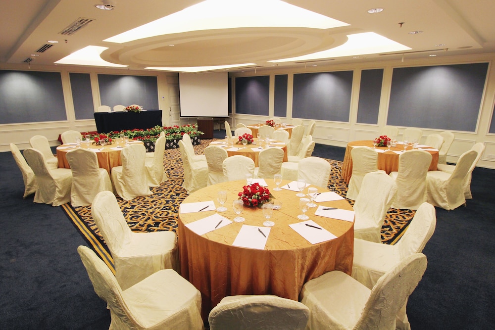 Harmoni One Convention Hotel and Service Apartments 53/65