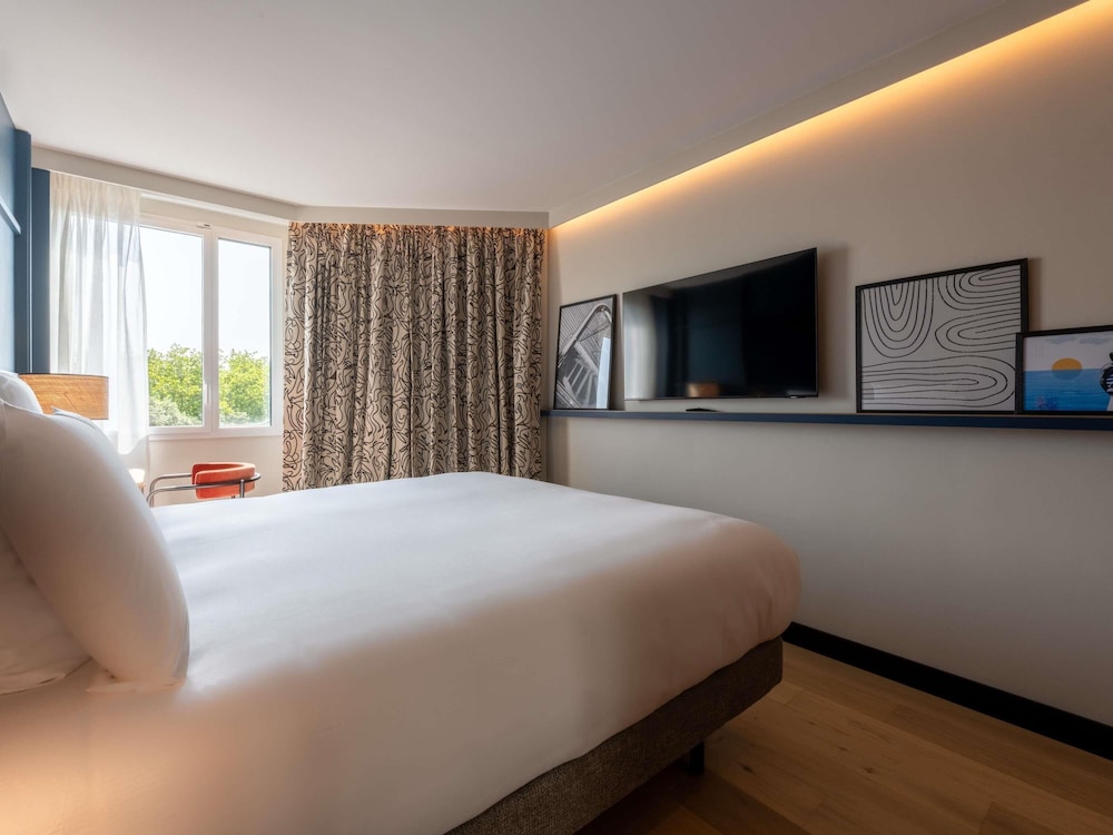 ROOM, DOUBLE BED