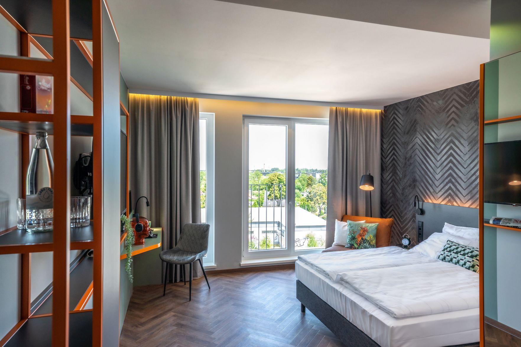 Business, Queen Bed