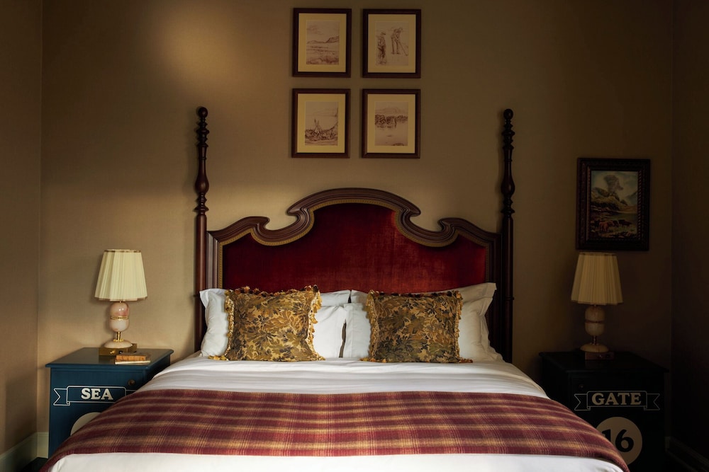 MARINE, JUNIOR SUITE, KING BED, SEA VIEW
