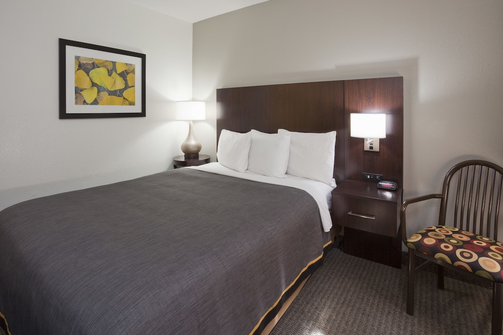 Fargo Inn and Suites 17/34