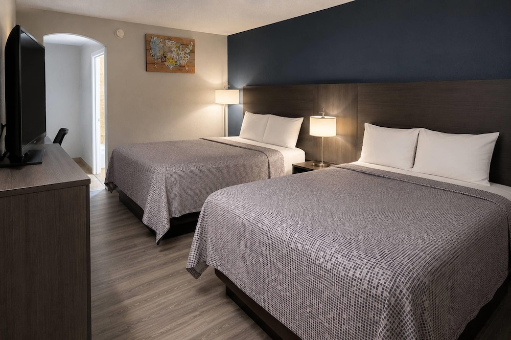 Upgrade, Efficiency, 2 Queen Beds, Smoking