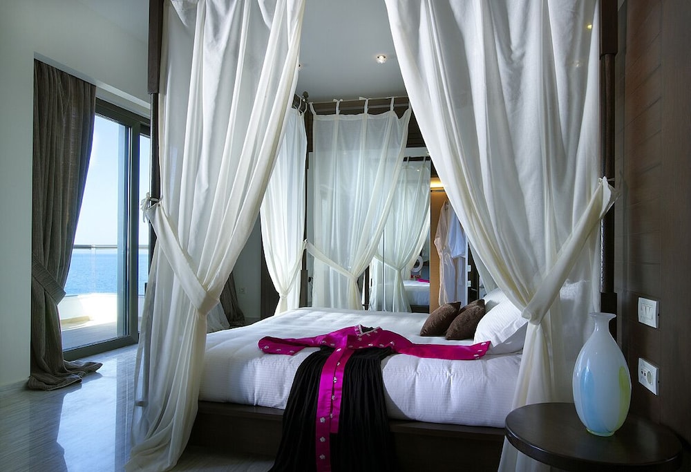 The Royal Blue Resort 39/79
