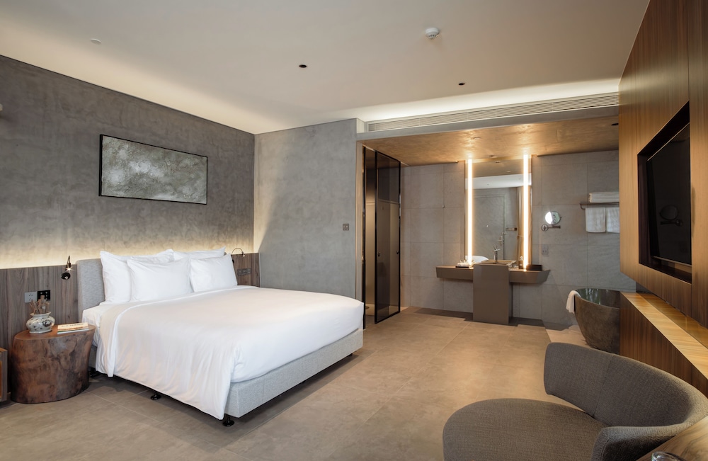 Deluxe, King Bed, Partial Sea View, Bathtub, M Hotel Danang 2/5