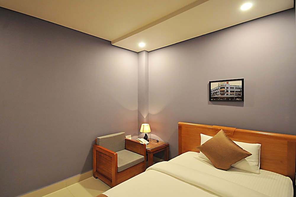 Twins Hotel 16/48