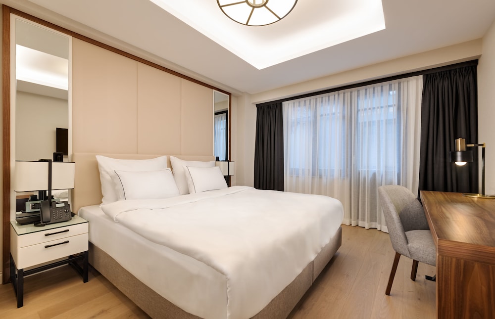2 BEDROOMS, SUITE, PATIO