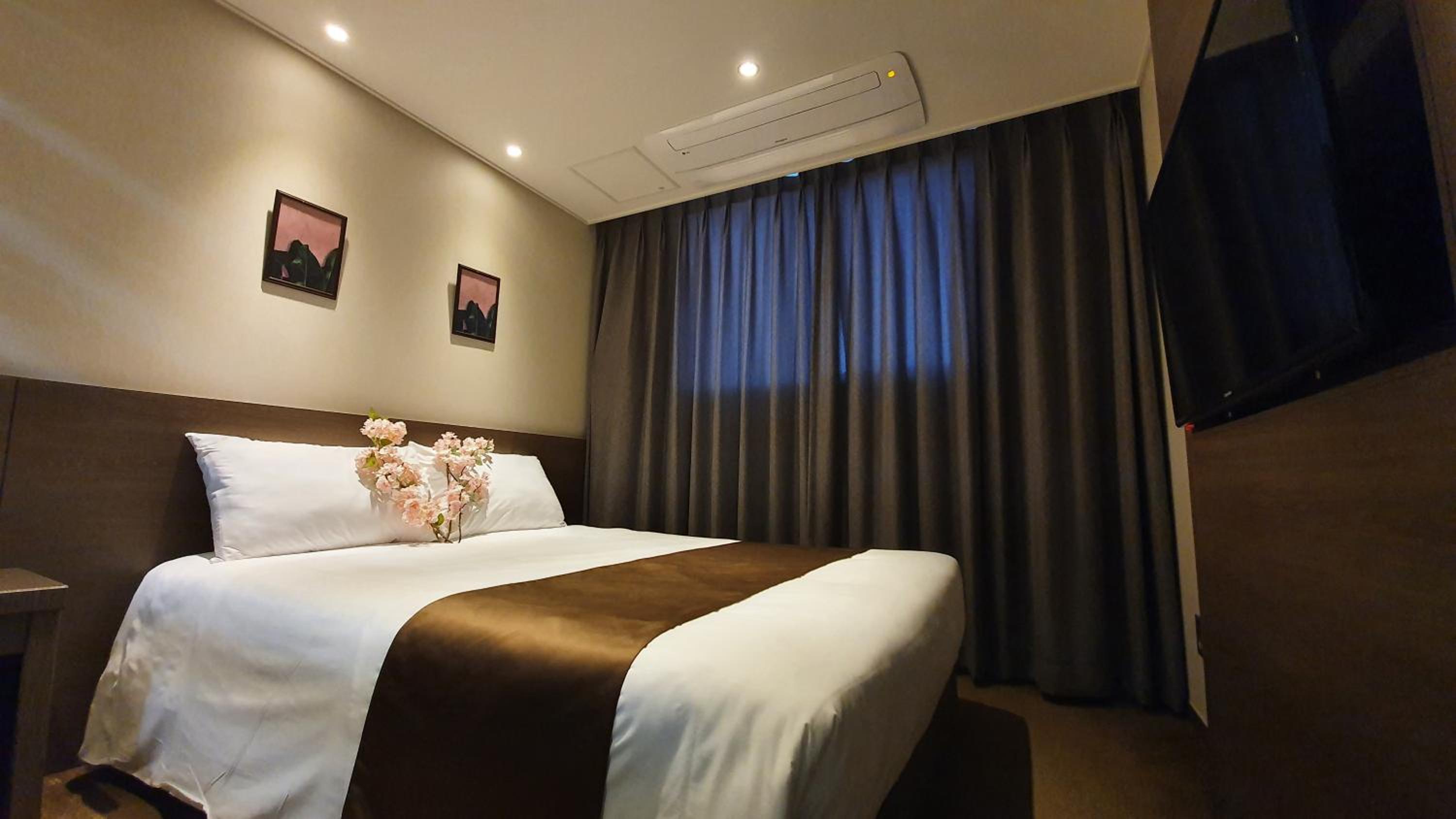 Grand Millions Hotel 35/42