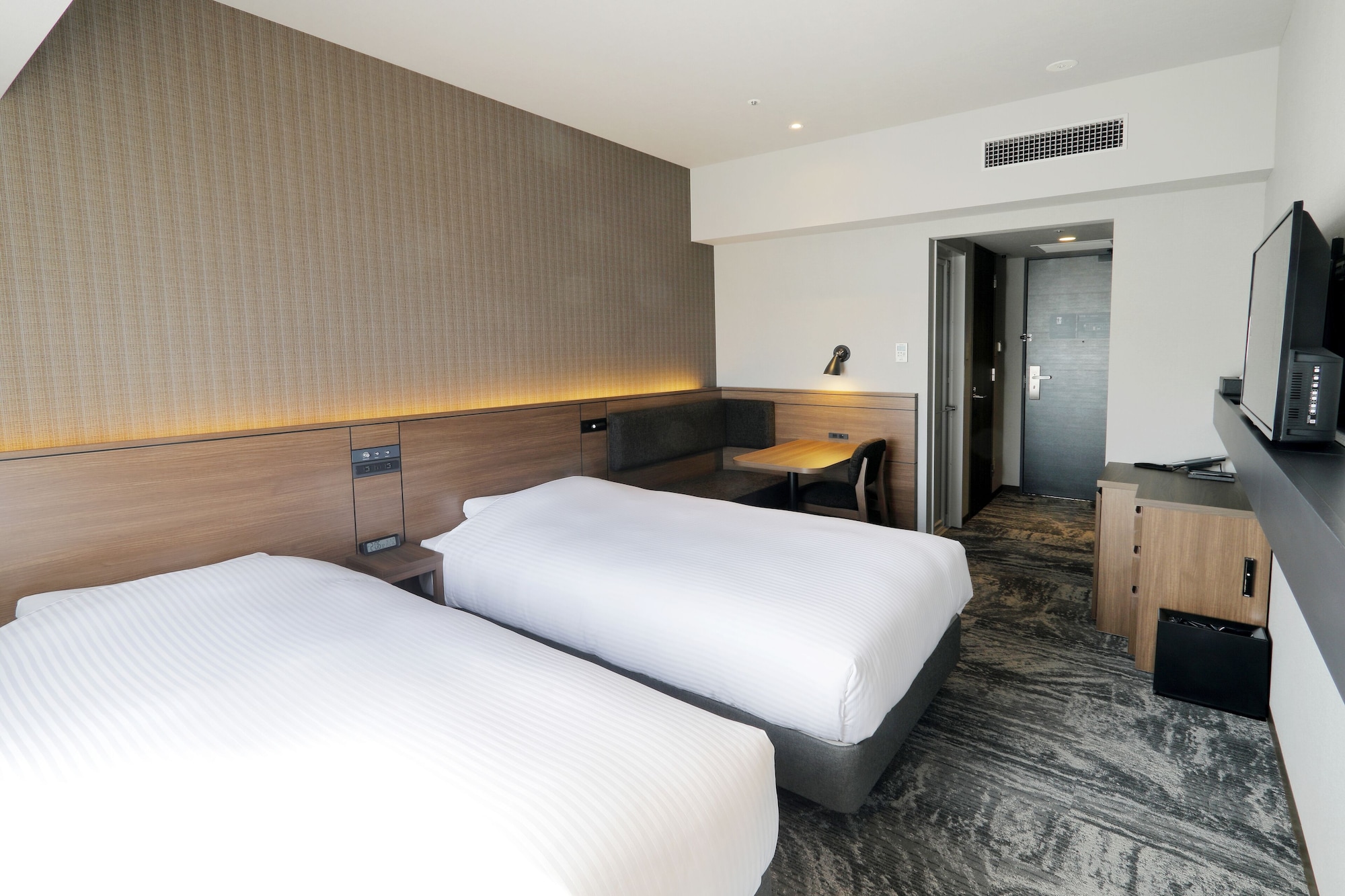 TWIN ROOM