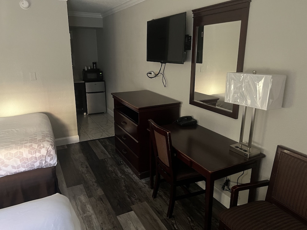 Dream Inn Fresno 34/50