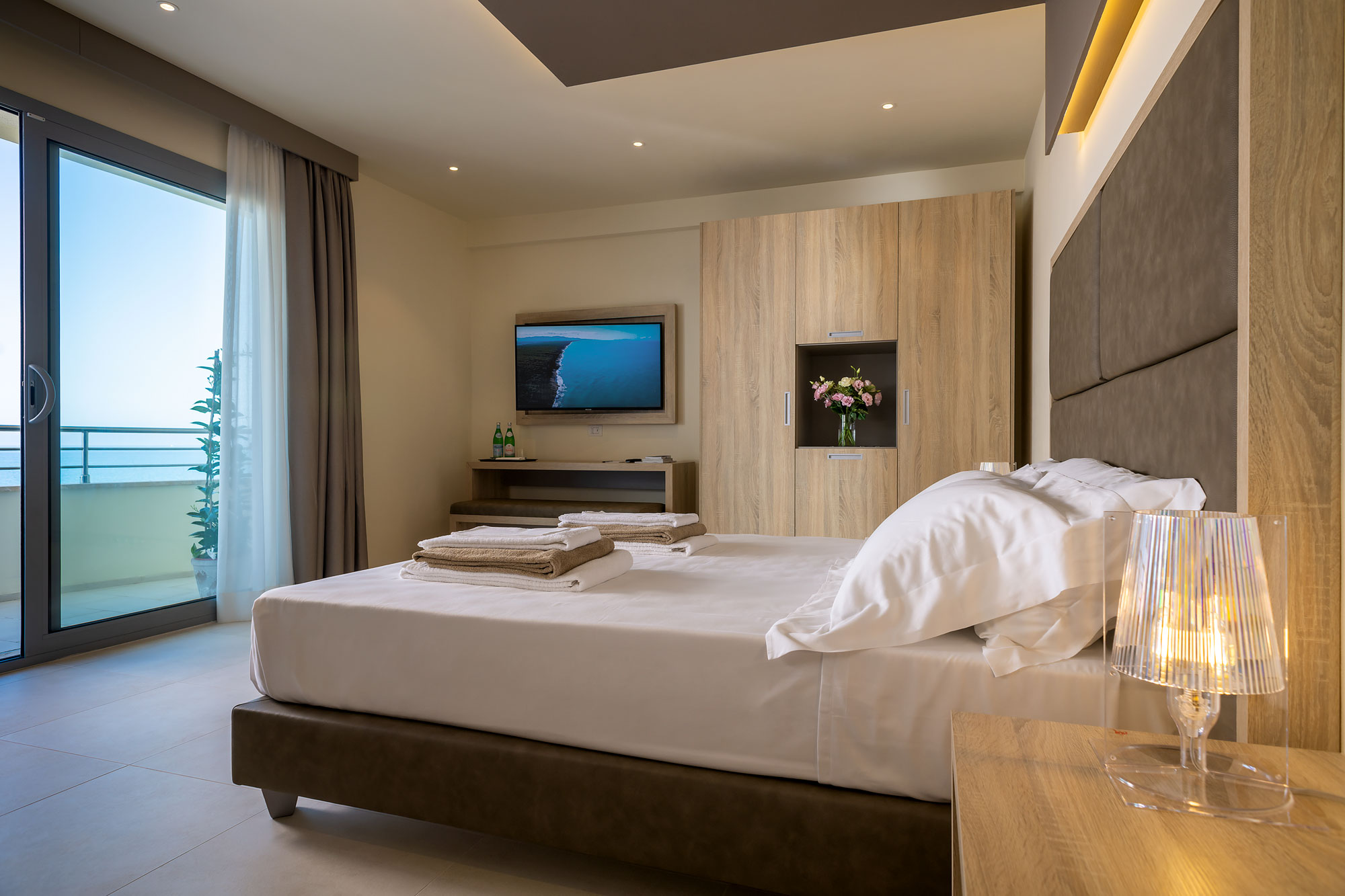 Deluxe, Single, Double Bed, Sea Front, Palace Lido Hotel and Suites 2/4