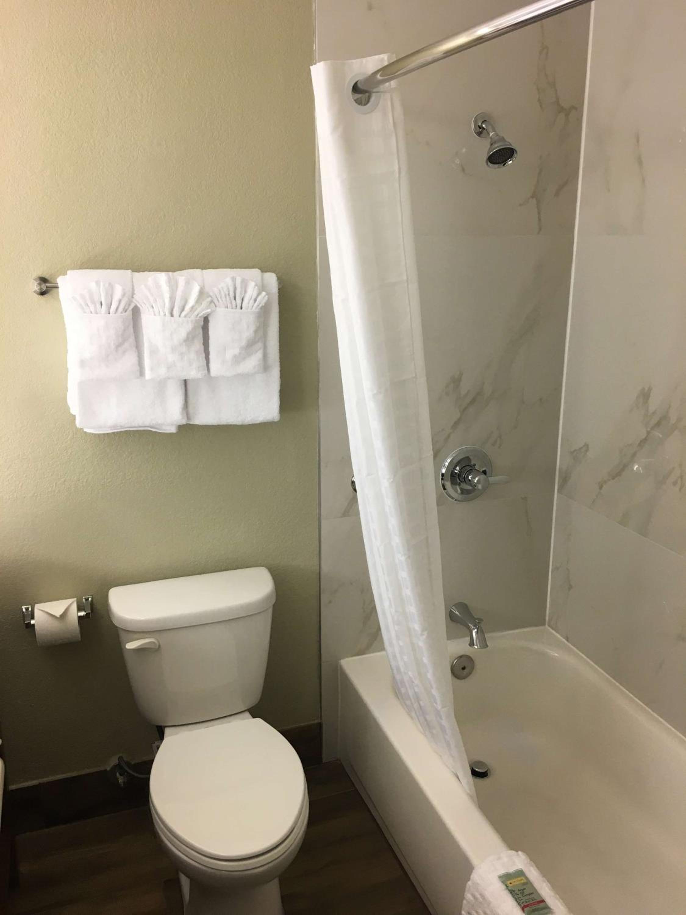 جناح بسريرين مزدوجين بغرفة نوم واحدة مع أريكة بمطبخ، Best Western Carlsbad by the Sea 5/5