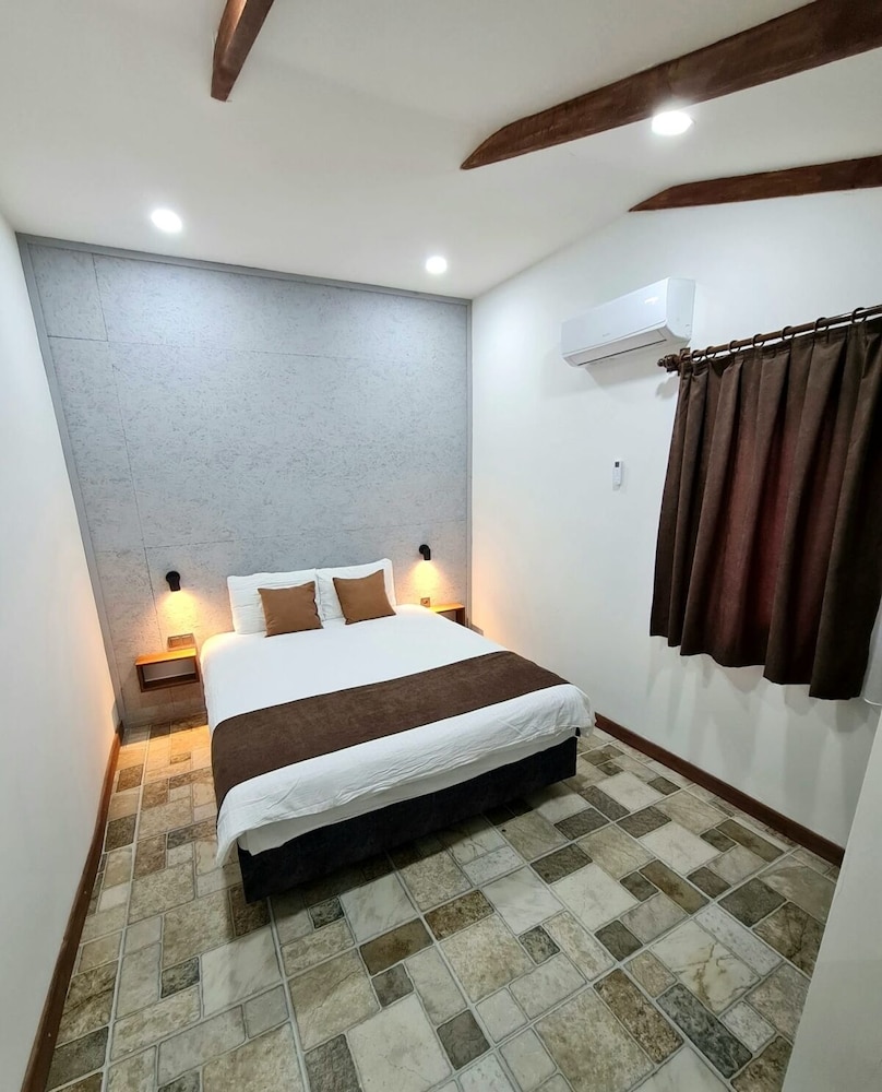 Milyos Hotel 8/42