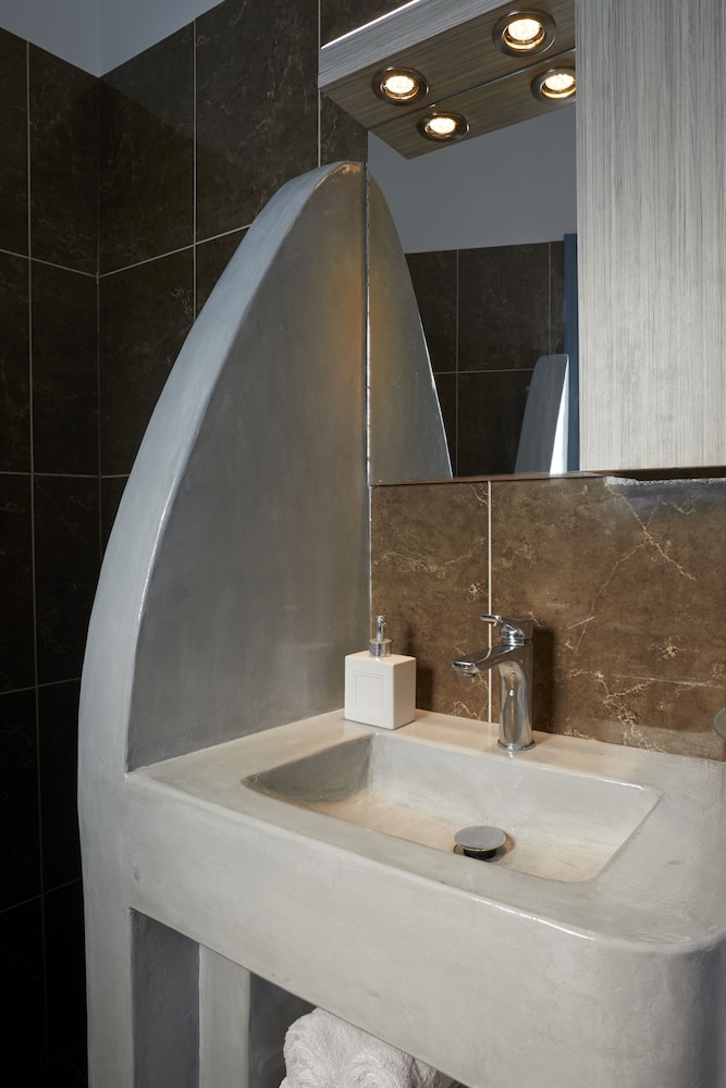ATHIRI HOTEL 47/50