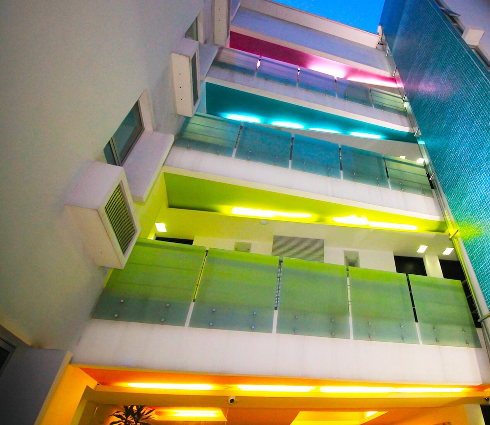 Nu Hotel 2/62
