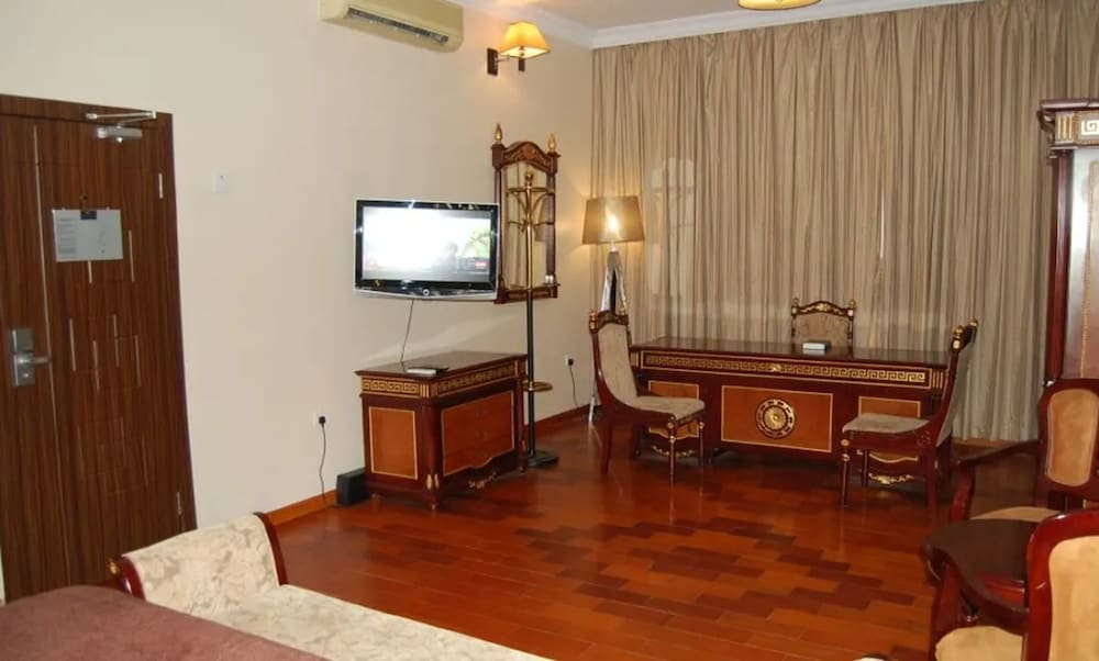Golden Tulip Owu Crown Ibadan 31/45