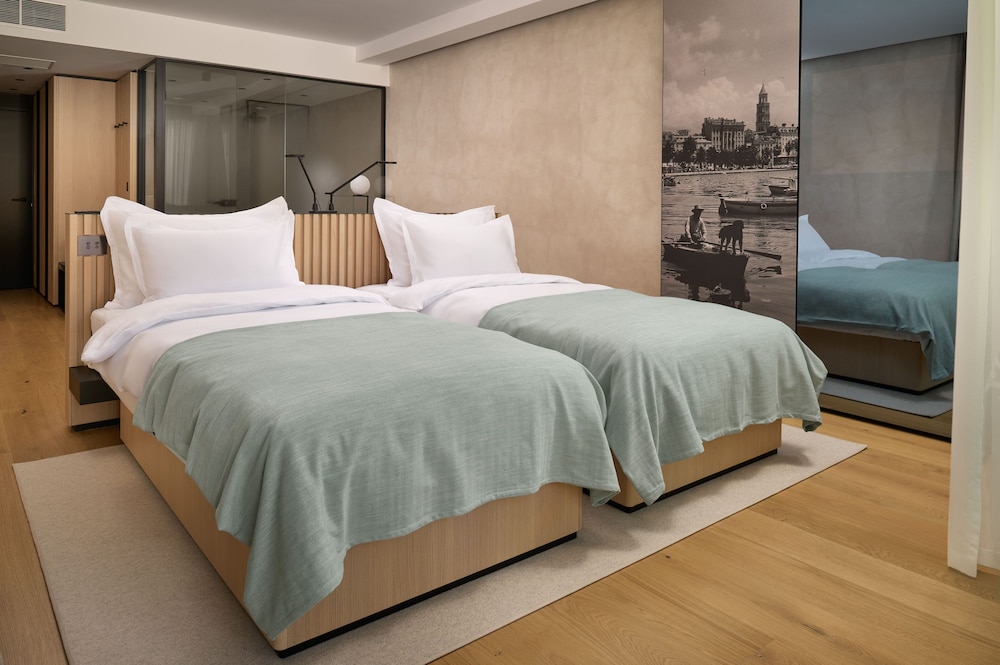 PREMIUM, TWIN BEDS, CITY VIEW, BALCONY