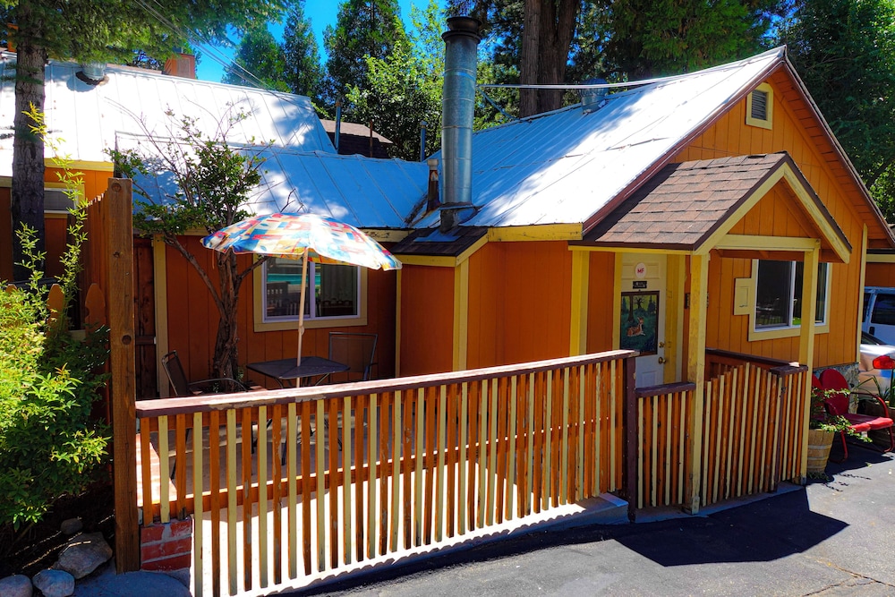 Sleepy Hollow Cabins and Hotel 10/50