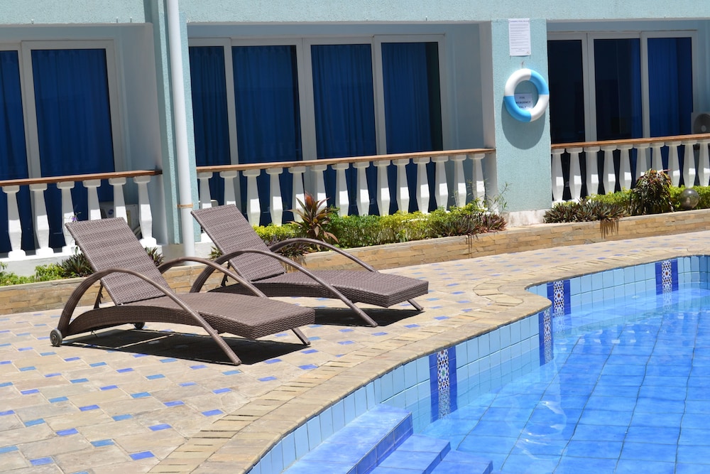 Cowrie Shell Beach Apartments 25/50