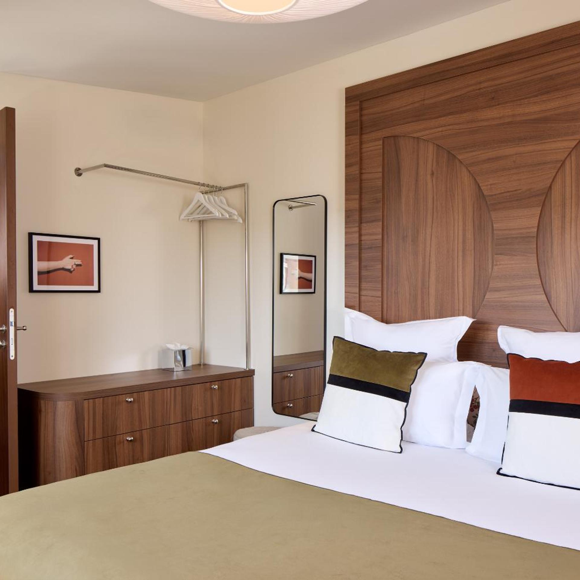 Room, King Bed, Eiffel View