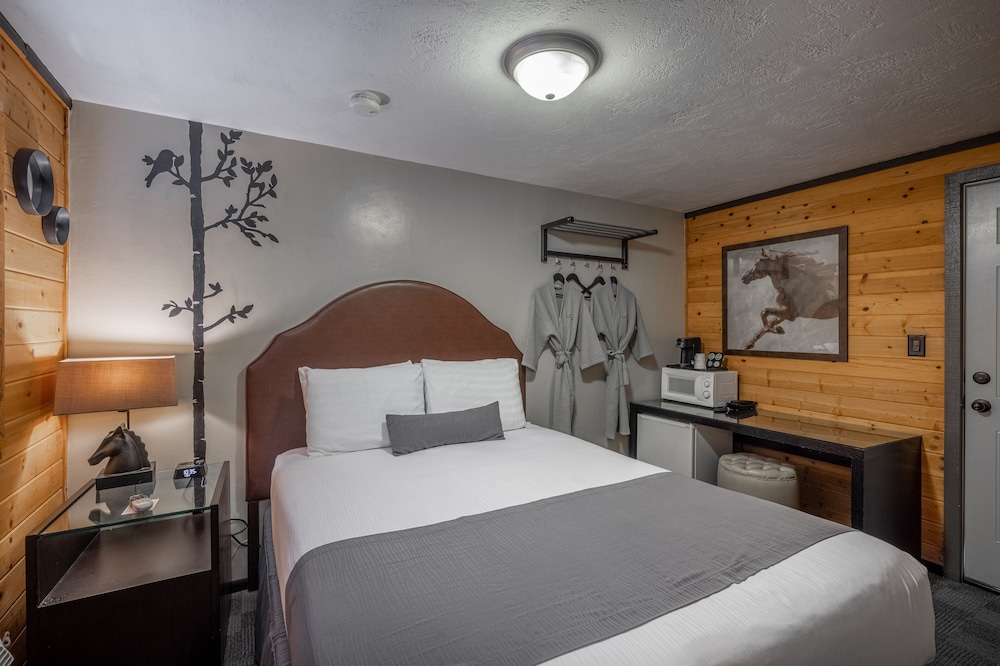 Petite, Queen Bed