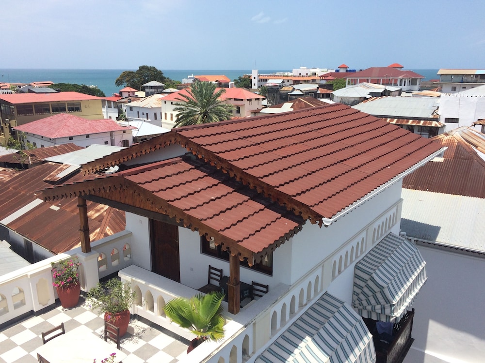 Dhow Palace Hotel 7/75