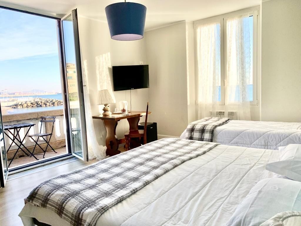 ROOM, DOUBLE BED