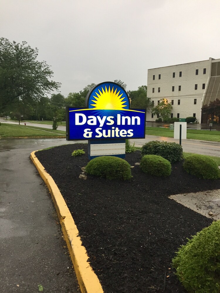 Days Inn & Suites By Wyndham Cincinnati North 29/32