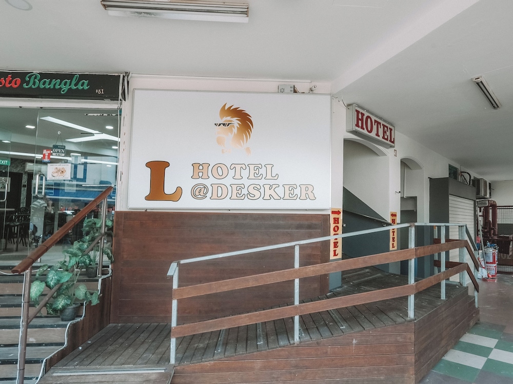 A Hotel Desker 6/55