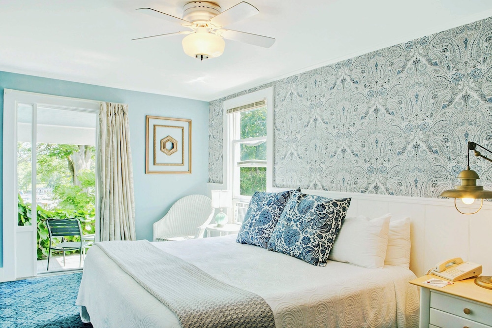 Guest Room, Lodge, Queen Bed, Lake View, Main Building