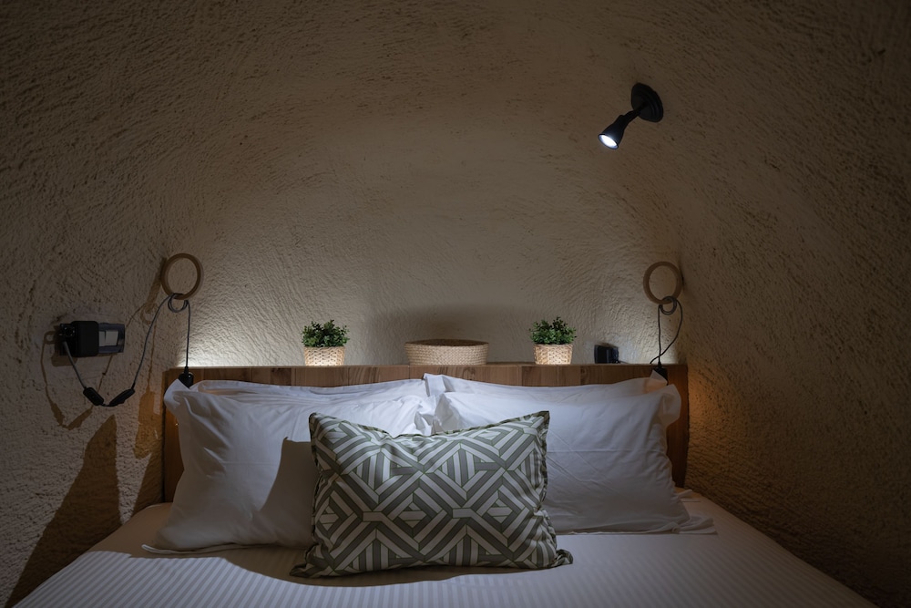 Nalas Cave Suite - Adults Only 3/50
