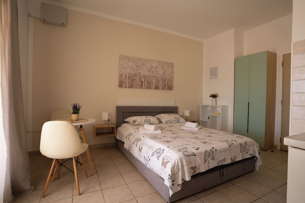 PETRA APARTMENTS 10/40