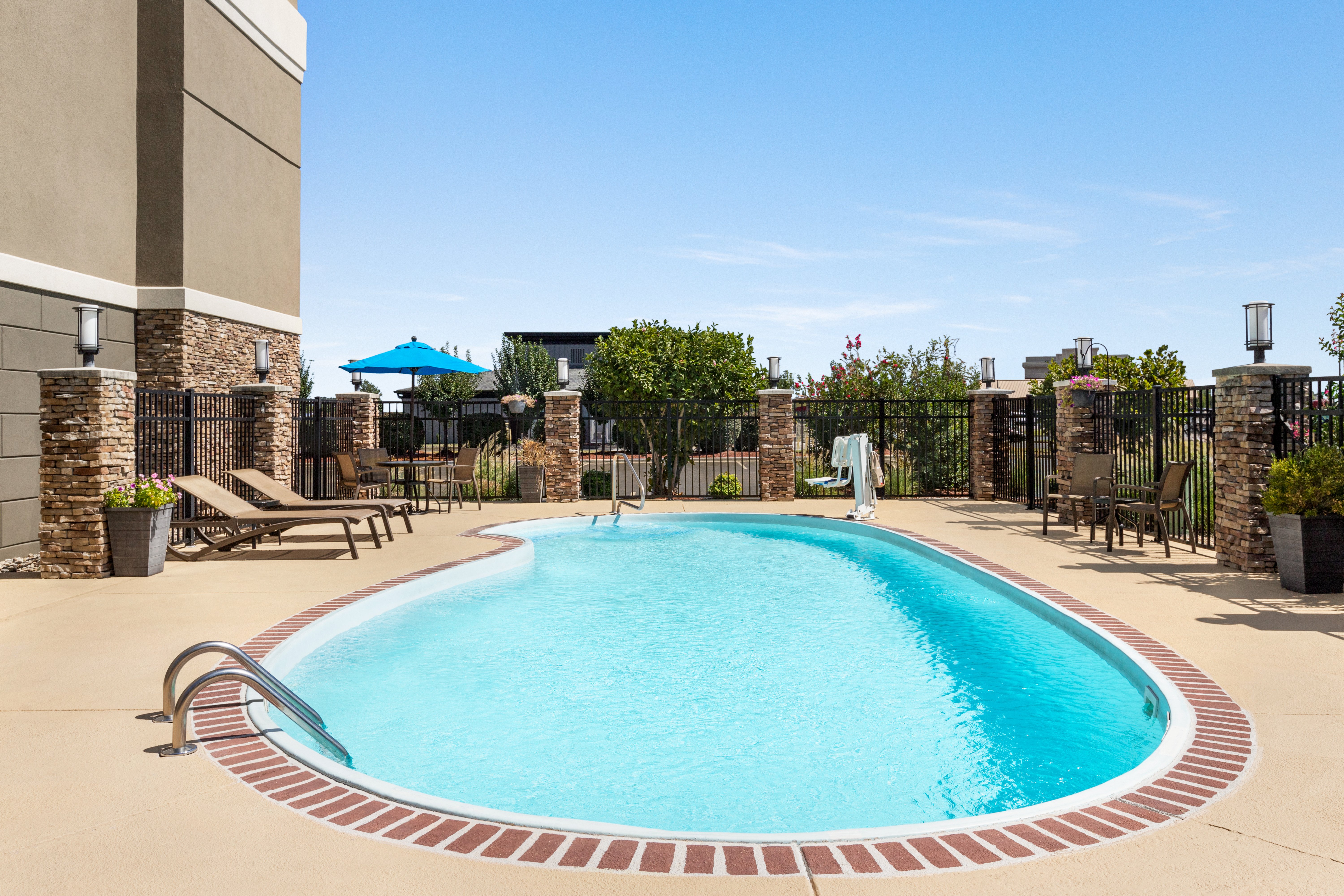 HOLIDAY INN EXPRESS BOWLING GREEN 70/72