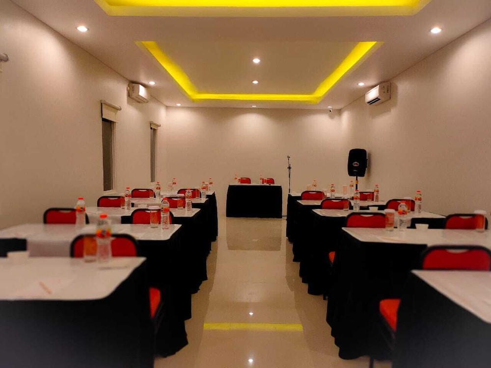Front One Inn Sidoarjo 15/20