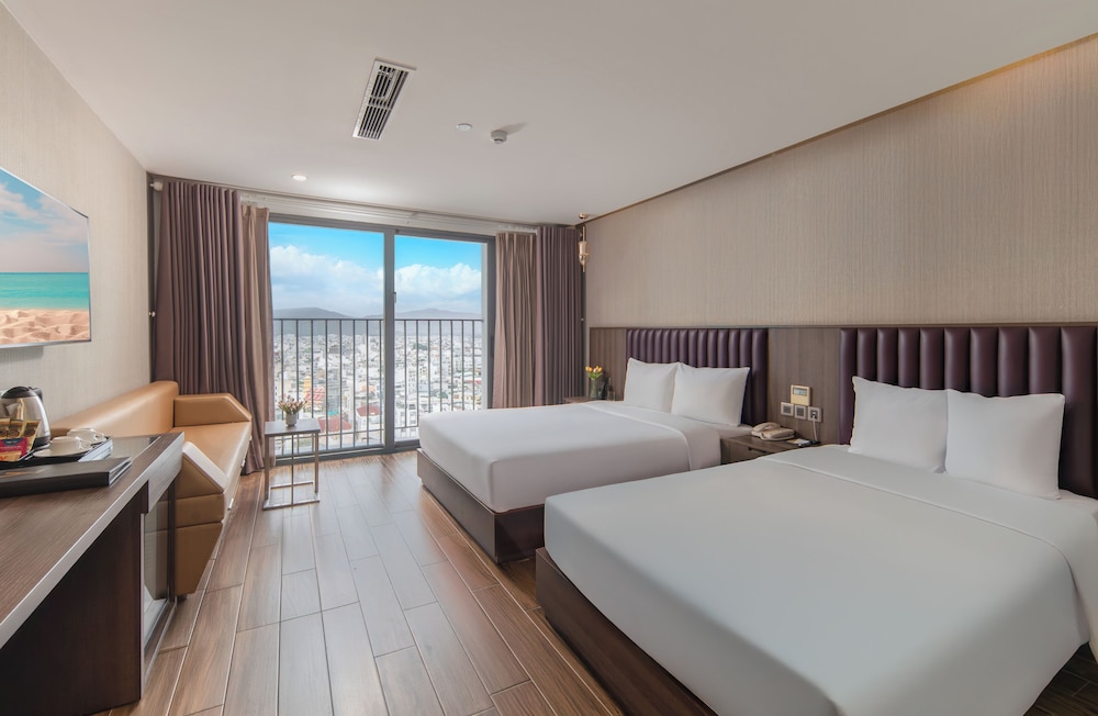 PREMIER, TRIPLE, CITY VIEW