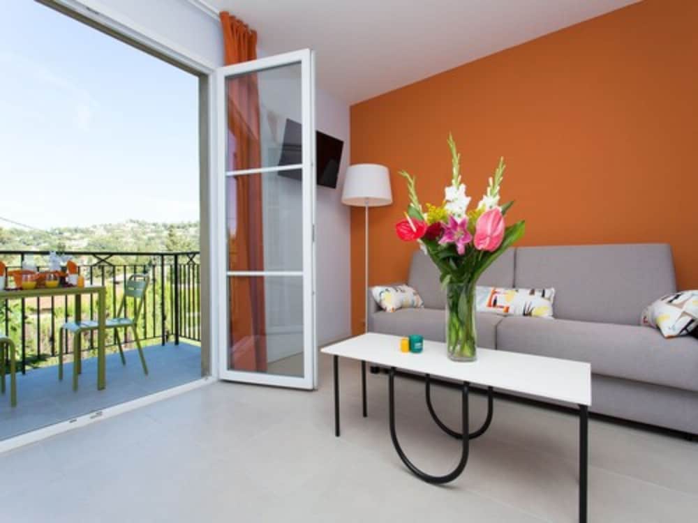 Adonis Mougins 44/54