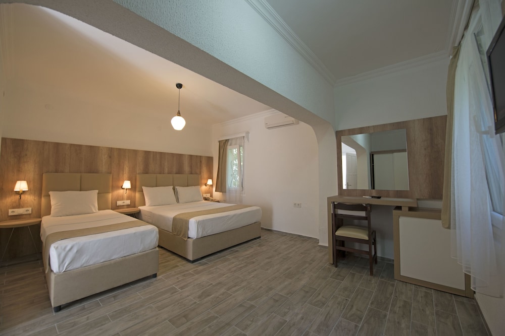 ROOM, QUADRUPLE
