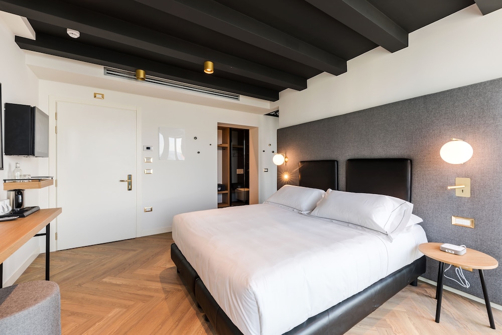 ROOM, SINGLE, DOUBLE BED, BALCONY