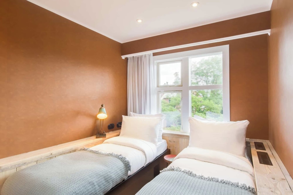 ROOM, TWIN BEDS, SMALL
